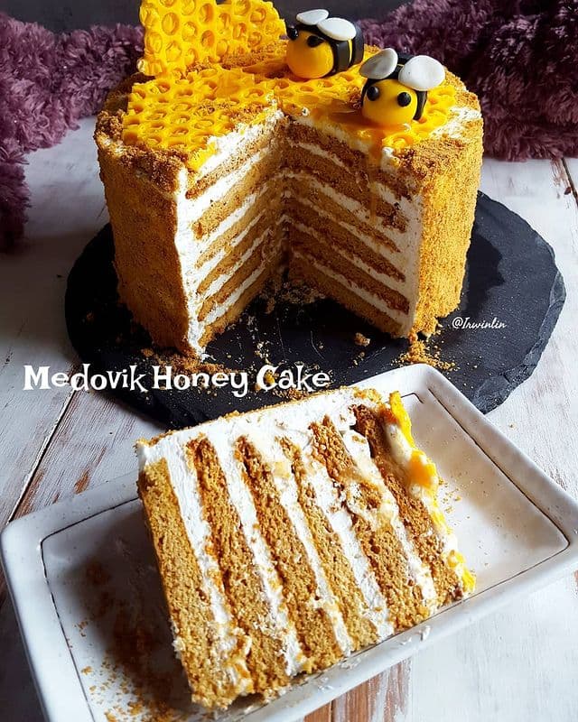 Medovik Honey Cake