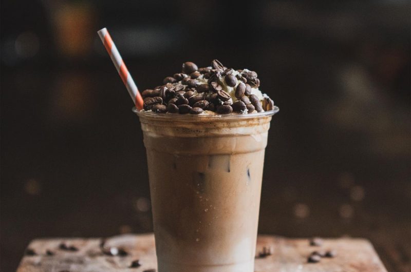Frappuccino dengan Whipped Cream dan Saus Ovomaltine
